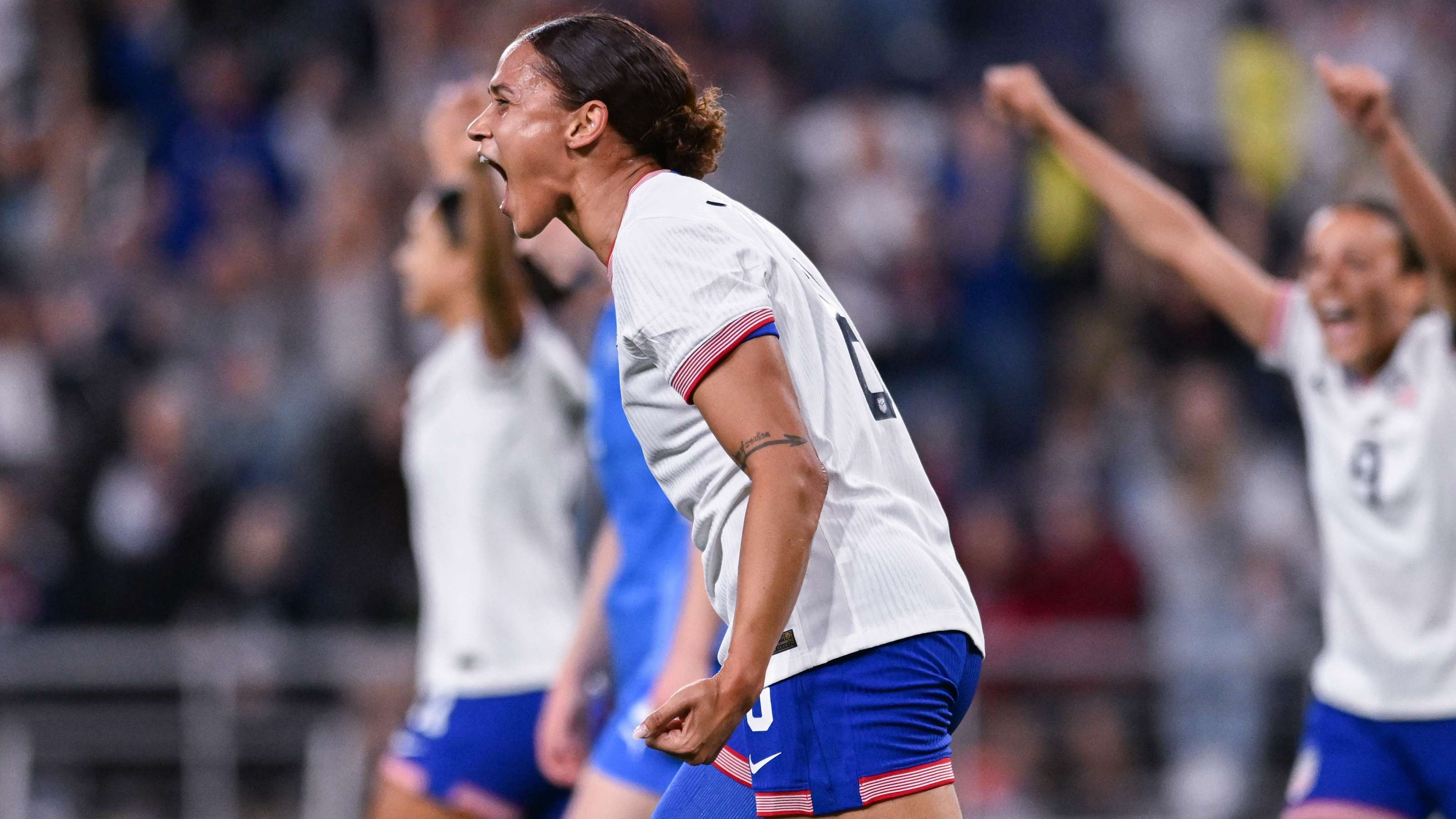 同时在抢断 同时在抢断